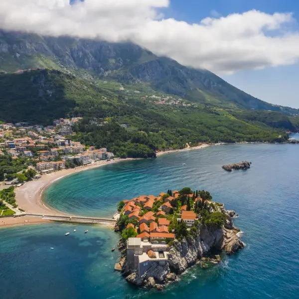 לגלות את הקסם של מונטנגרו: נופש בין מפרצים להרפתקאות ירוקות