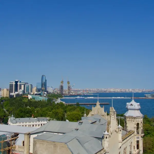 גלה את הקסם של באקו: חופשה בין מודרניות למסורת מזרחית