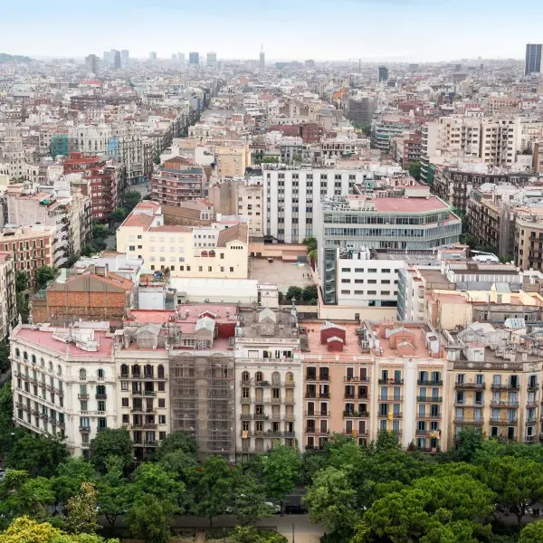 גלה את הקסם של ברצלונה: חוויות חוף ועיר עם השטיח המעופף!