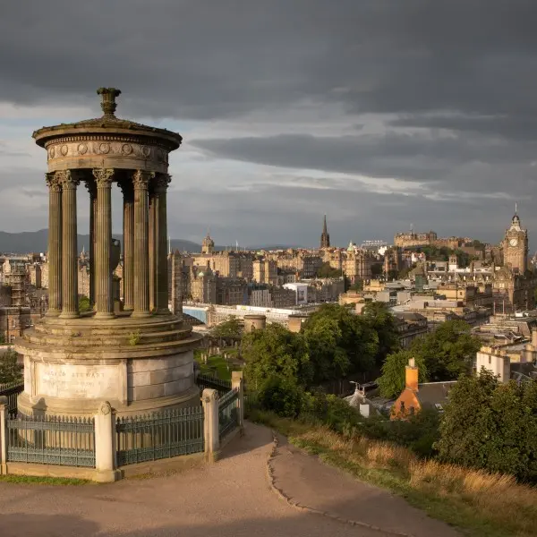 גלו את הקסם של אדינבורו - השער ללב סקוטלנד