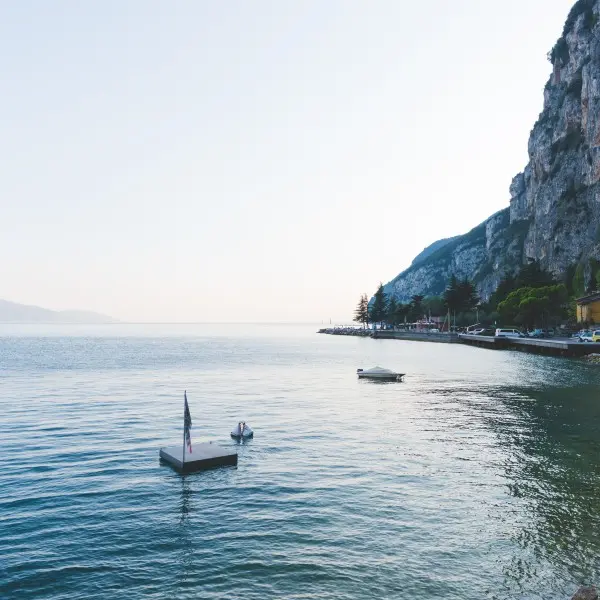 חופשת חלומות בין אגם גרדה להרי הפלא עם השטיח המעופף