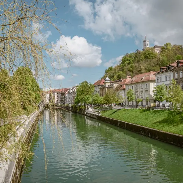 גלו את הקסם של לובליאנה - בירת סלובניה עם השטיח המעופף!