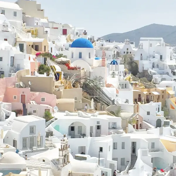 סנטוריני - חלום בים האגאי עם נופים לבנים-כחולים מרהיבים