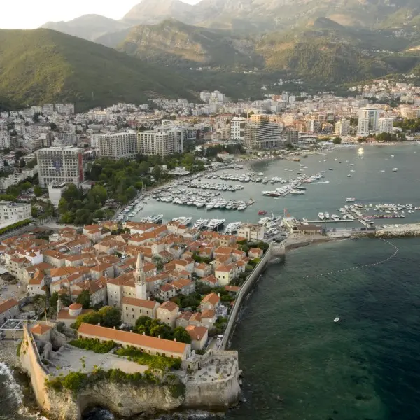 חופשה בלתי נשכחת בבודווה: חופים קסומים וחיי לילה סוערים!