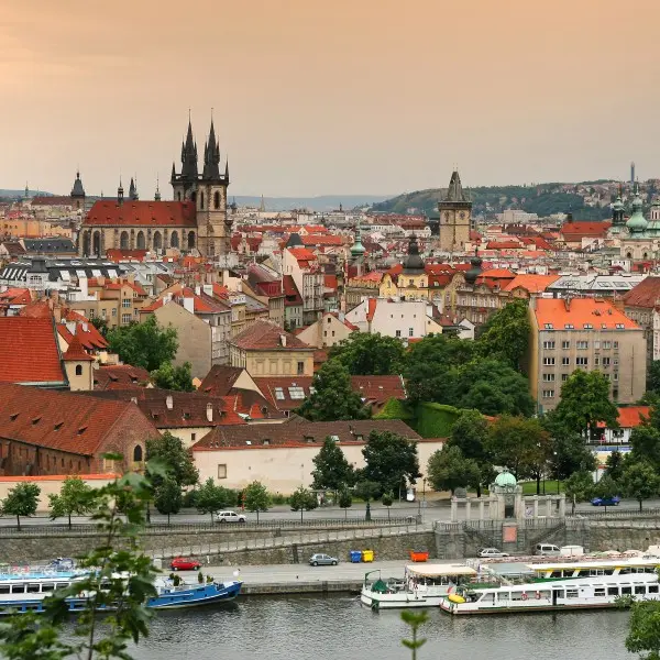 גלו את פראג הקסומה: חוויה אירופאית בלתי נשכחת!